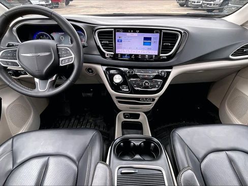 Used 2023 Chrysler Pacifica Touring-L image 15