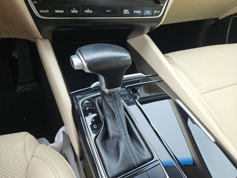 Used 2018 Kia Cadenza Premium w/ Luxury Package FWD image 18