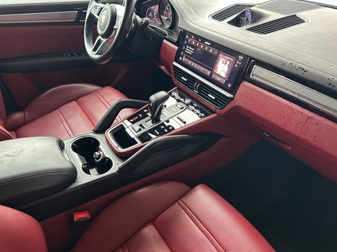 Used 2022 Porsche Cayenne S image 16