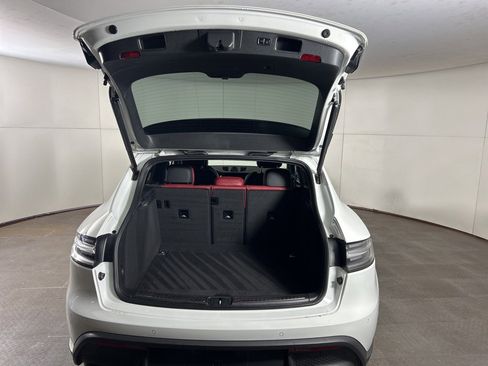 Certified 2023 Porsche Macan Turbo image 18