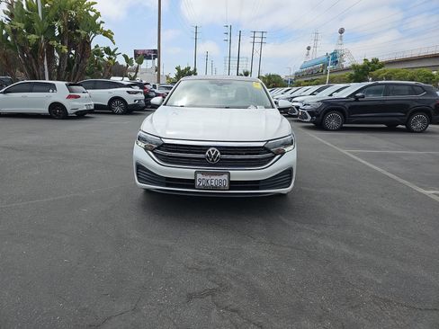 Used 2022 Volkswagen Jetta SE FWD image 2