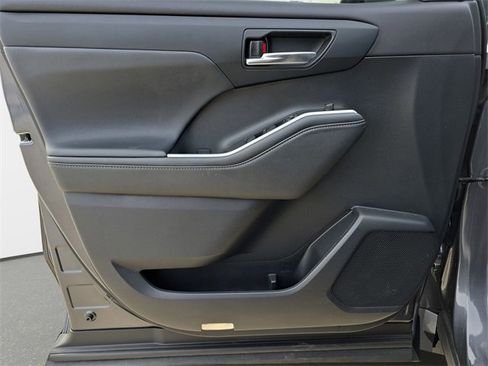 Used 2021 Toyota Highlander XLE image 31