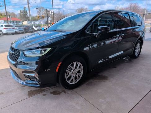 Used 2025 Chrysler Pacifica Select image 5