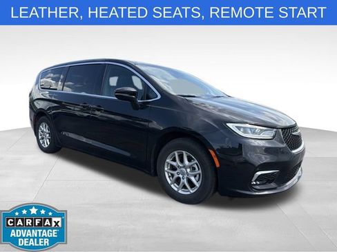 Used 2025 Chrysler Pacifica Select FWD image 1