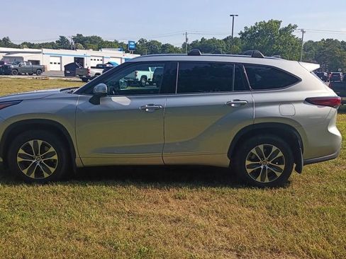 Used 2020 Toyota Highlander XLE AWD/4WD image 4