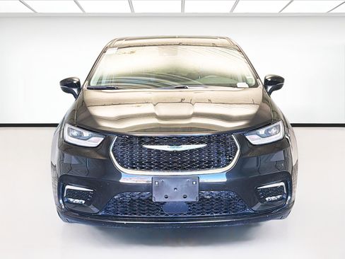 Used 2023 Chrysler Pacifica Touring-L image 2