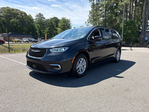 Used 2023 Chrysler Pacifica Touring-L FWD image 2