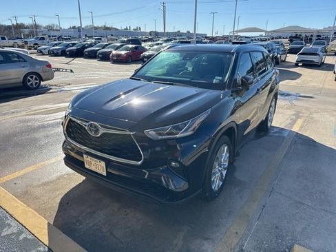 Used 2024 Toyota Highlander Limited image 3