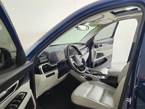 Used 2025 Kia Telluride S image 9