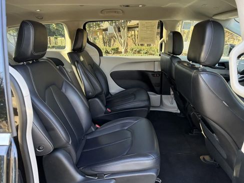 Used 2024 Chrysler Pacifica Select image 34