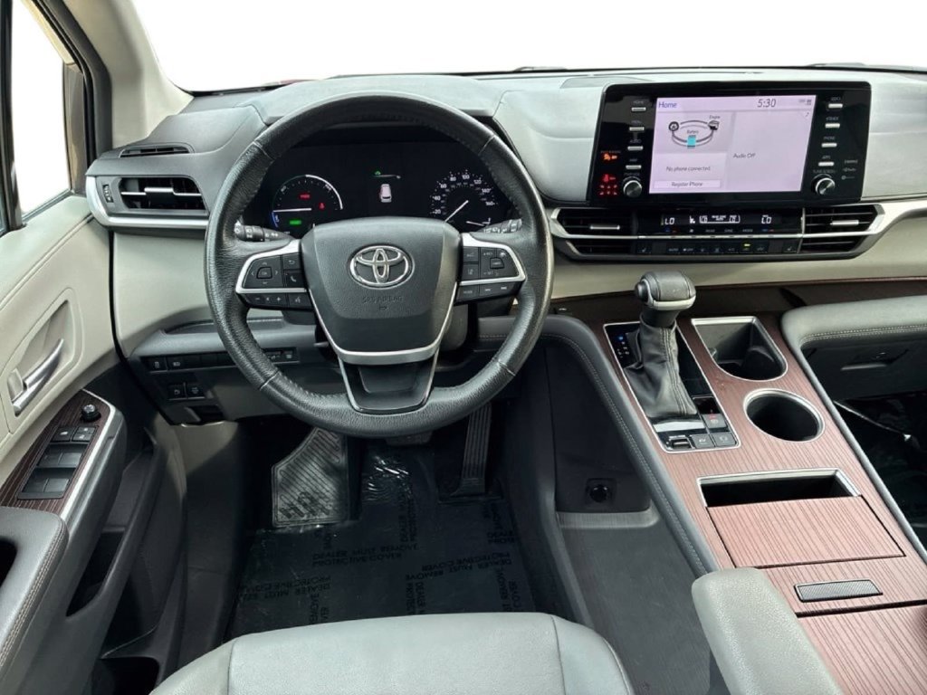 Used 2024 Toyota Sienna XLE FWD image 16