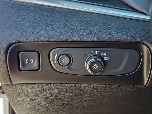 Used 2020 Buick Enclave Essence FWD image 24
