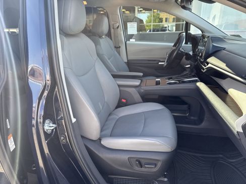 Used 2024 Toyota Sienna XLE FWD image 14