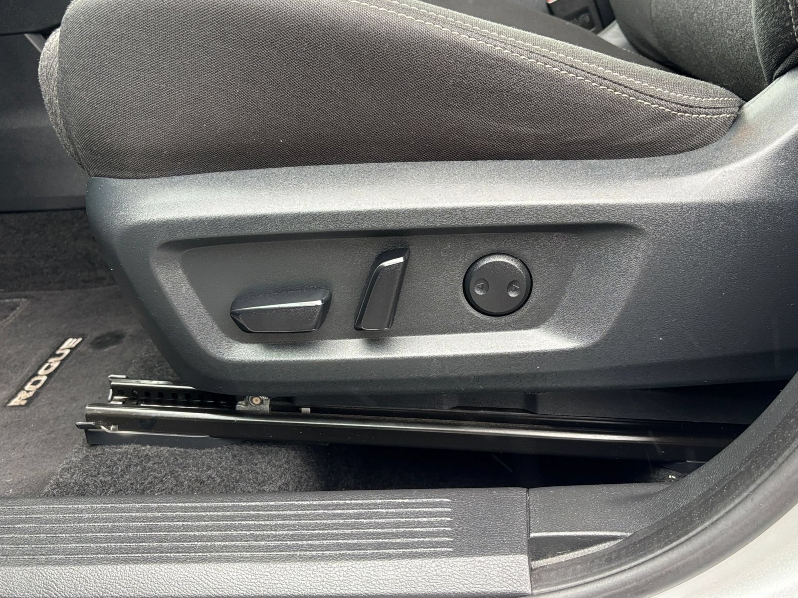 Used 2025 Nissan Rogue SV AWD/4WD image 20