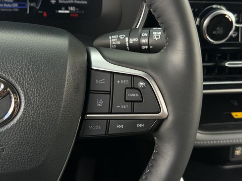 Used 2024 Toyota Highlander Platinum FWD image 18