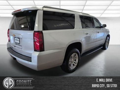 Used 2018 Chevrolet Suburban LT image 5