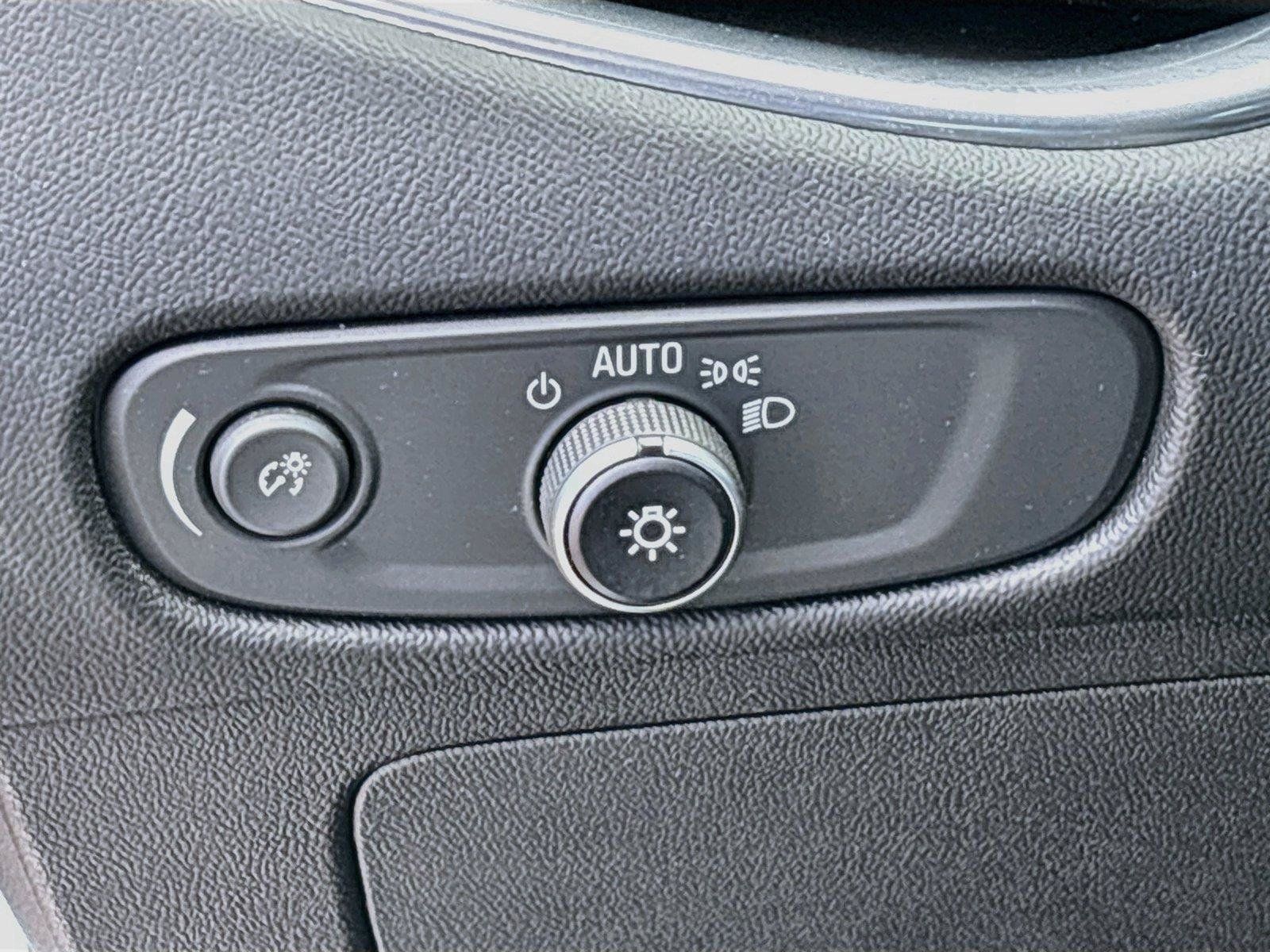 Used 2018 Chevrolet Malibu Premier w/ Driver Confidence Package FWD image 14