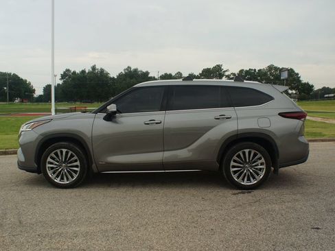 Used 2025 Toyota Highlander Limited AWD/4WD image 16