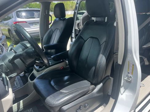 Used 2020 Chrysler Pacifica Touring-L Plus FWD image 10