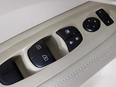 Used 2020 Nissan Pathfinder Platinum image 19