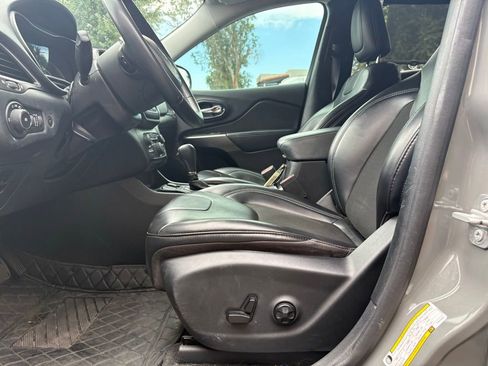 Used 2020 Jeep Cherokee Latitude Plus w/ Comfort/Convenience Group FWD image 9