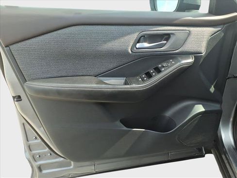 Used 2021 Nissan Rogue SV FWD image 15