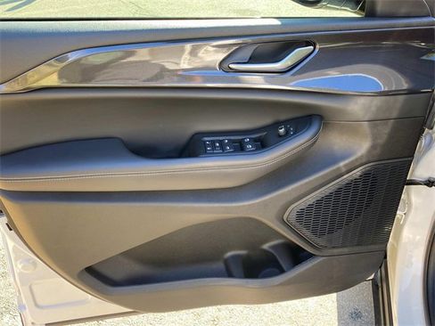 Used 2023 Jeep Grand Cherokee Altitude image 12