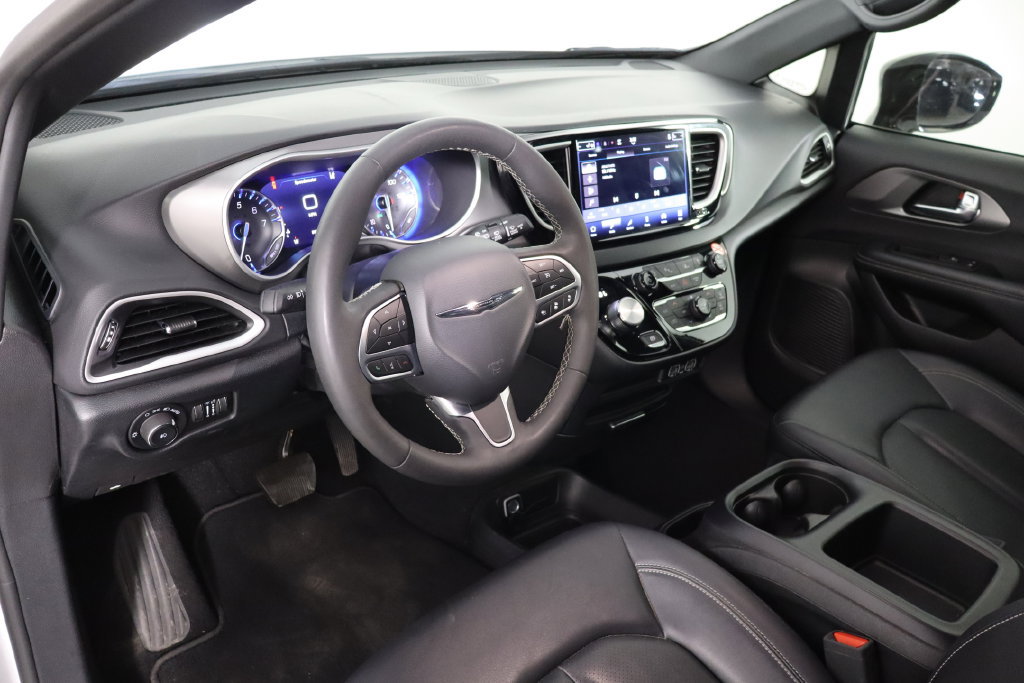 Used 2025 Chrysler Pacifica Select FWD image 27