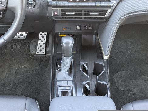 Used 2025 Toyota Camry SE FWD image 19