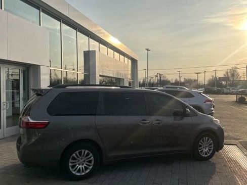 Used 2017 Toyota Sienna XLE image 8