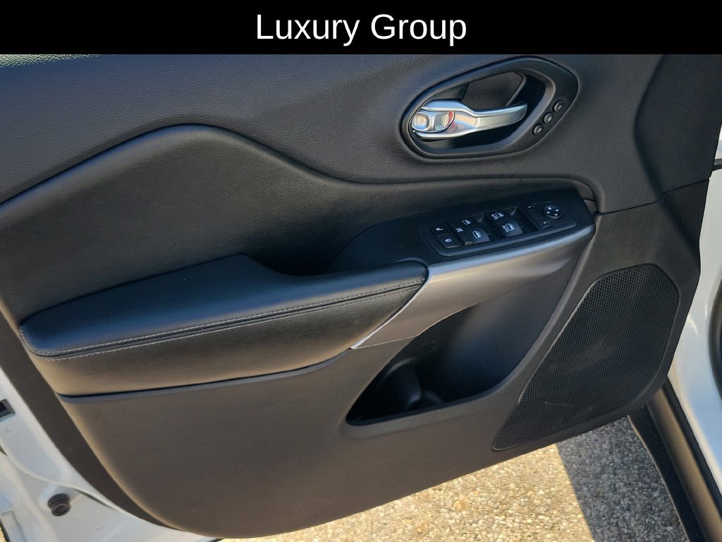 Used 2019 Jeep Cherokee Limited w/ Luxury Group AWD/4WD image 9