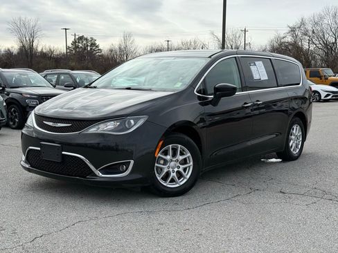 Used 2017 Chrysler Pacifica Touring Plus image 3