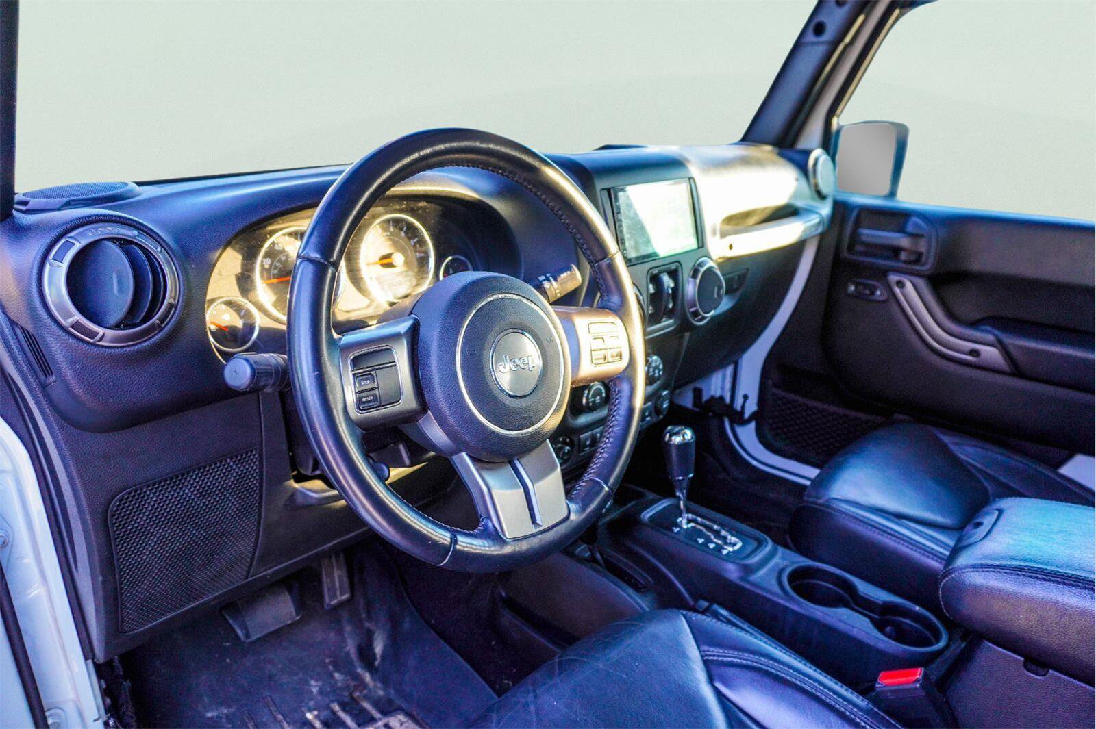 Used 2018 Jeep Wrangler Unlimited Sahara AWD/4WD image 3