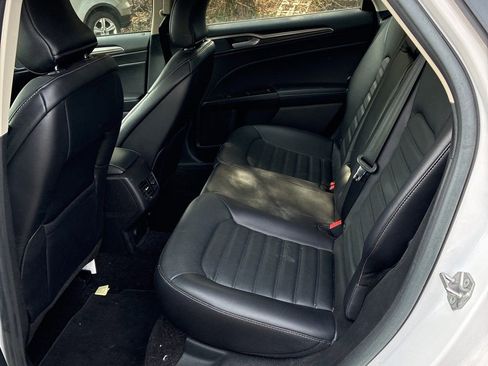 Used 2017 Ford Fusion SE w/ Fusion SE Technology Package image 3