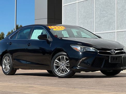 Used 2016 Toyota Camry SE image 2