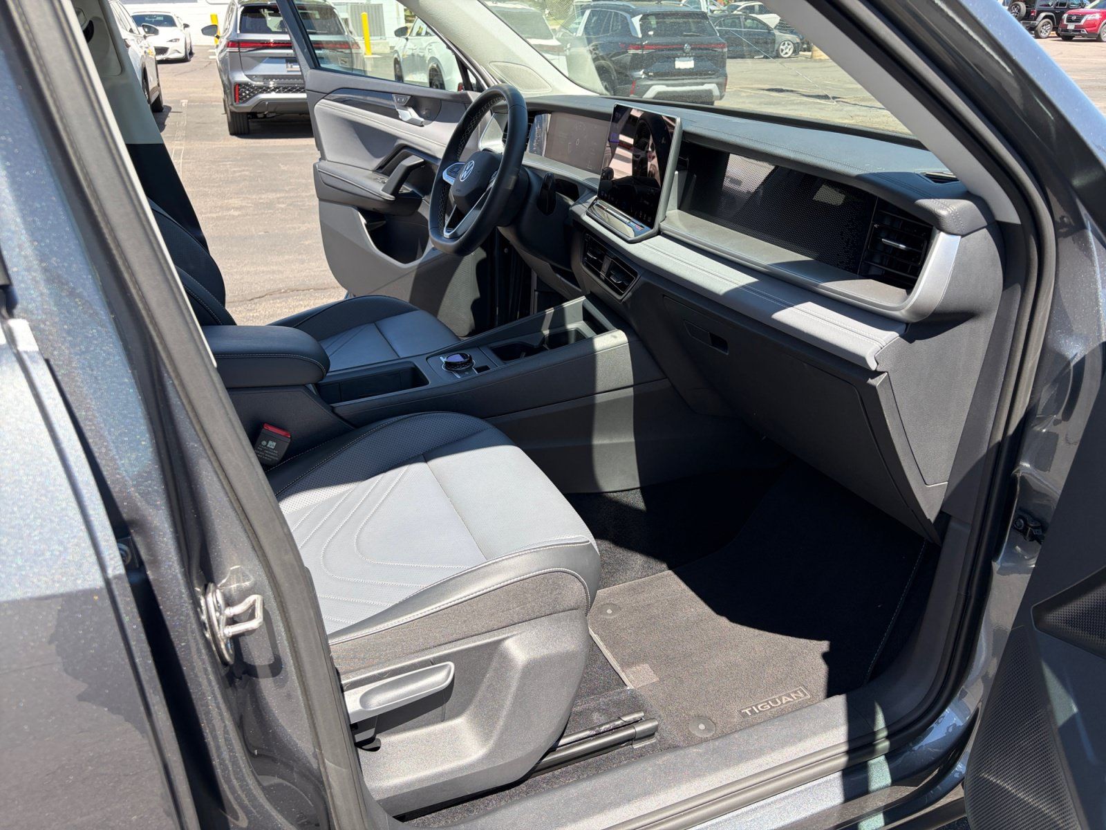 Certified 2025 Volkswagen Tiguan SE w/ Panoramic Sunroof Package AWD/4WD image 19