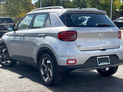 New 2025 Hyundai Venue SEL image 3
