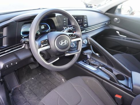 Used 2025 Hyundai Elantra SE image 11