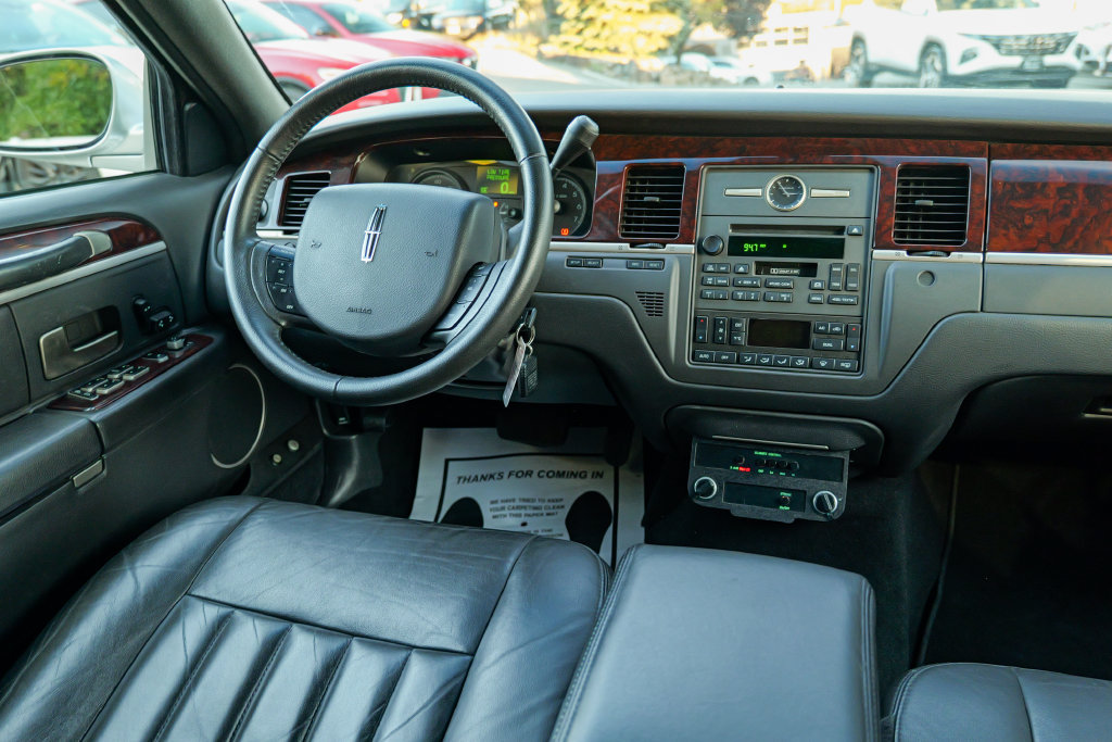 Used 2008 Lincoln Town Car Executive RWD image 47