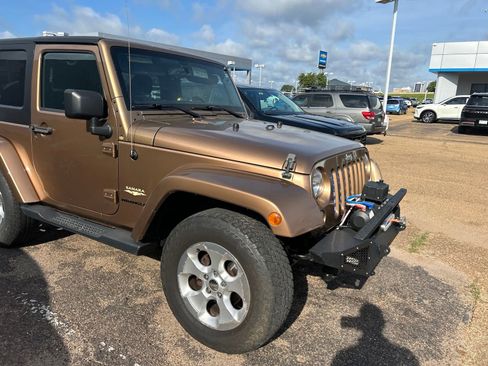 Used 2015 Jeep Wrangler Sahara w/ Dual Top Group AWD/4WD image 28