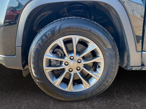 Used 2019 Jeep Cherokee Latitude Plus w/ Cold Weather Group image 9