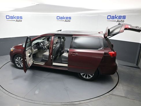 Used 2017 Kia Sedona SX image 58