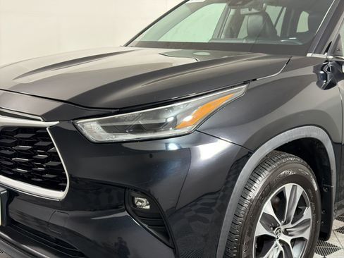 Used 2021 Toyota Highlander XLE AWD/4WD image 9