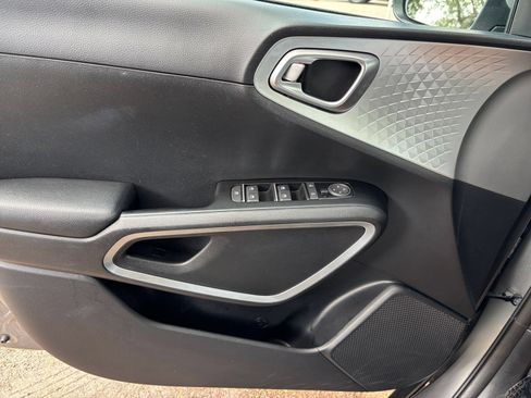 Used 2025 Kia Soul LX w/ LX Technology Package FWD image 18