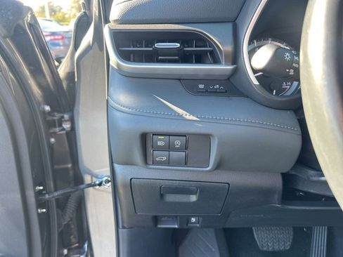 Used 2024 Toyota Highlander XLE image 29