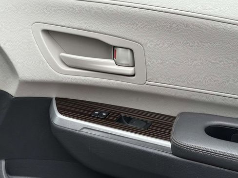 Used 2021 Toyota Sienna LE image 9