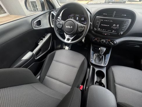 Used 2025 Kia Soul LX w/ LX Technology Package FWD image 32