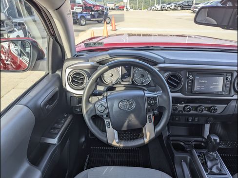 Used 2018 Toyota Tacoma SR5 AWD/4WD image 3