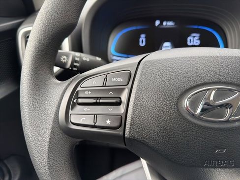 Certified 2025 Hyundai Venue SE image 21