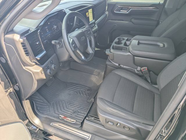 Used 2025 Chevrolet Silverado 1500 LT Trail Boss w/ Dark Appearance Package AWD/4WD image 9